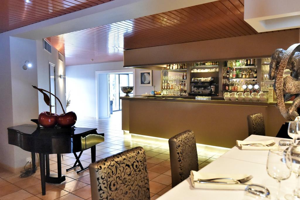 Le Domaine Des Oliviers Hotel Pierrelatte Exterior photo