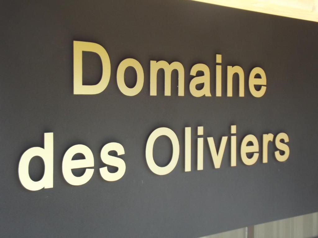 Le Domaine Des Oliviers Hotel Pierrelatte Exterior photo