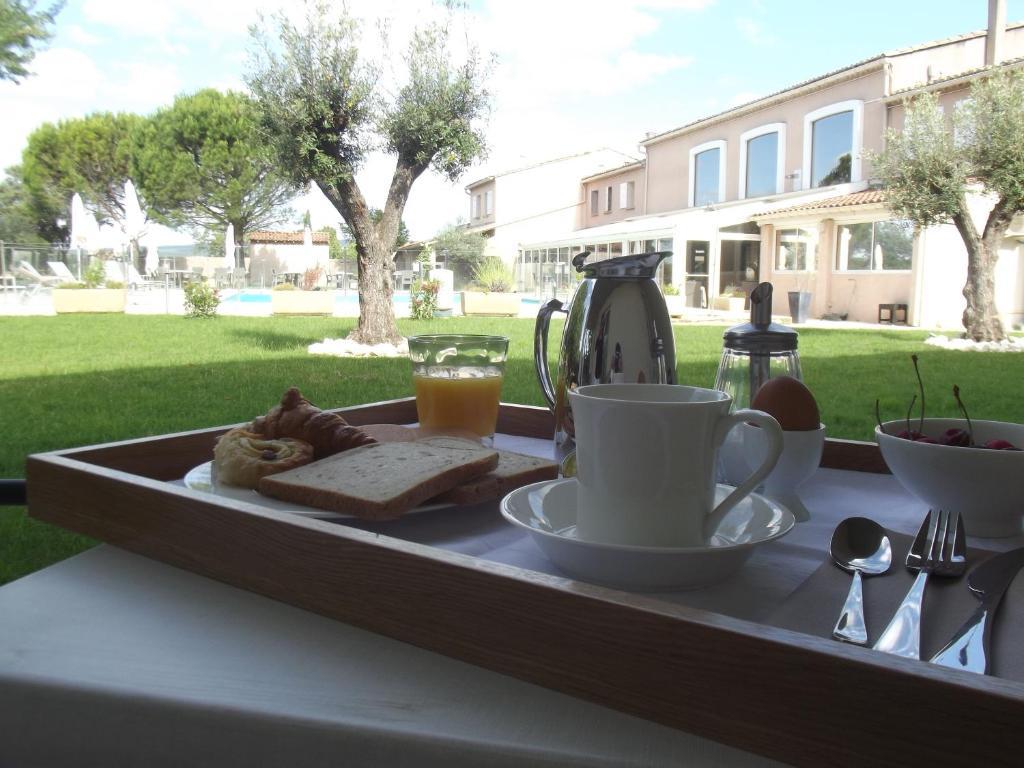 Le Domaine Des Oliviers Hotel Pierrelatte Exterior photo